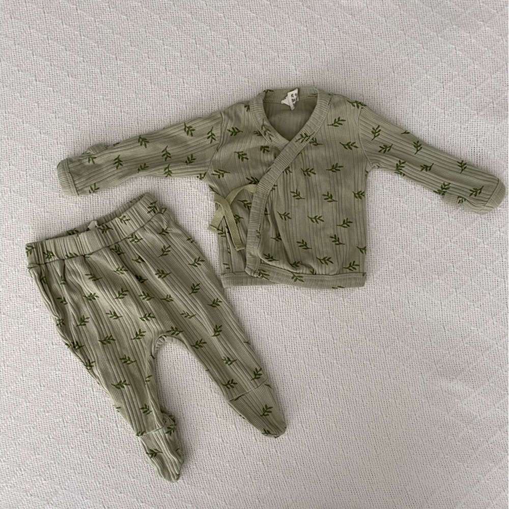 Kate Quinn Kimono Top + Footed Pant Set in Sage Leaf 0-3M EUC Organic Cotton